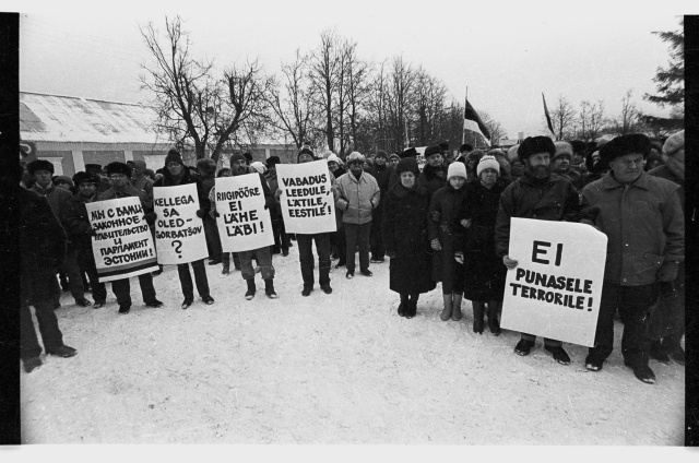 Eesti iseseisvuse eest seisjate kogunemine Jõhvi linna keskväljakul; rahvahulk poliitiliste loosungitega