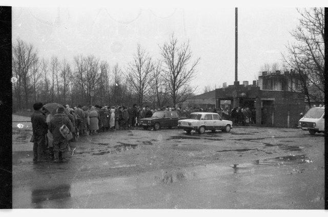Järjekord Jõhvi leivatehase juures