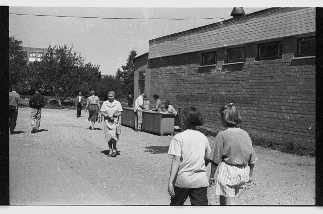 Inimesed Kiviõli tänaval