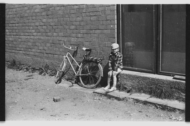 Jalgrattaga poiss Kiviõli poe ees