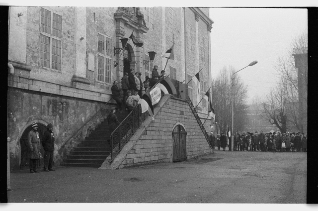 Rahvarinde miiting Narva raekoja ees; esinejad raekoja trepil
