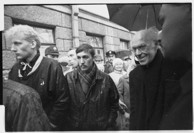 Meeleavaldus Narvas; paremal president Lennart Meri