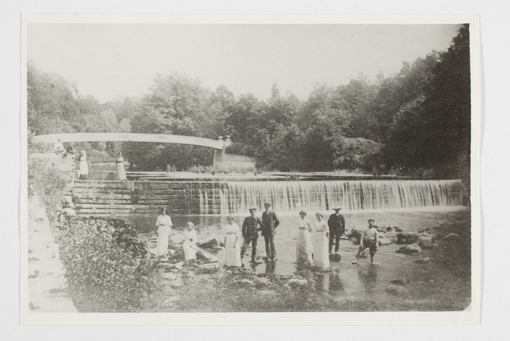 Lvovi sild grupi Paldiski inimestega. Esiplaanil tamm. Keila-Joa.