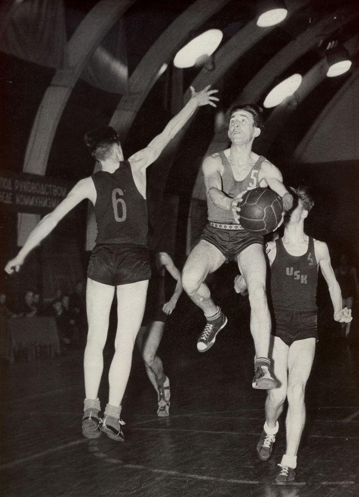 Meeste korvpallimäng