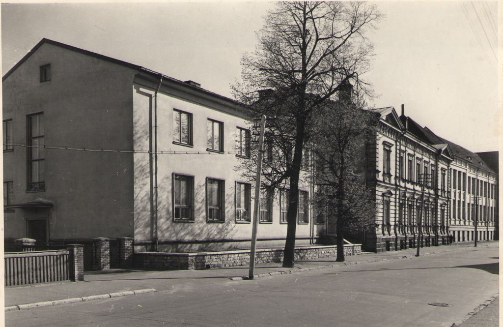 Foto. ENSV TA Fr. R. Kreutzwaldi nim Kirjandusmuuseumi hoone Tartus Vanemuise 42.