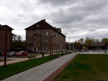 foto, Viljandi, Nõukogude väljak (Vabaduse plats), endise pangahoone taastamine administratiivhooneks, 1959, foto E. Veliste rephoto