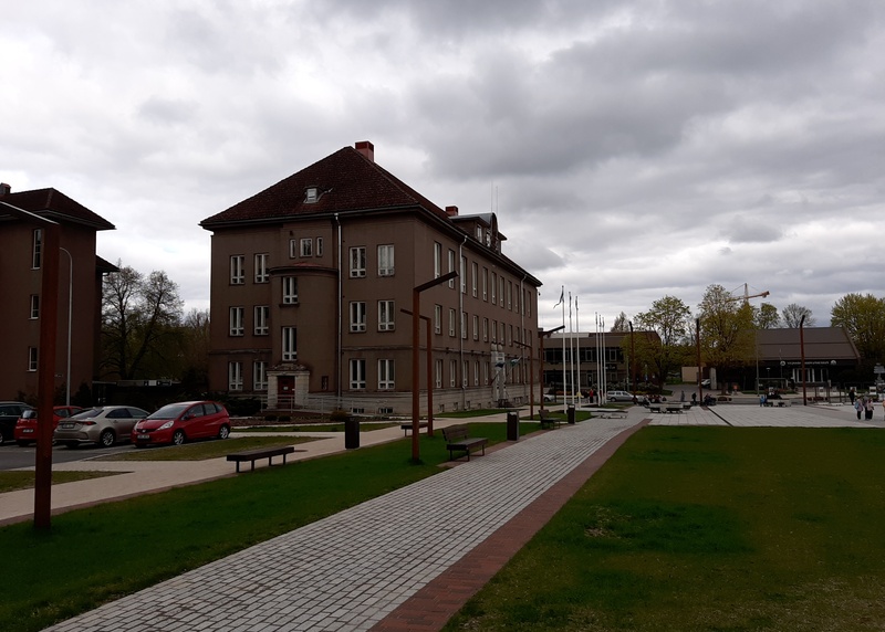 foto, Viljandi, Nõukogude väljak (Vabaduse plats), endise pangahoone taastamine administratiivhooneks, 1959, foto E. Veliste rephoto
