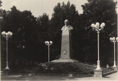 Foto. Fr. R. Kreutzwaldi mälestussammas Tartus, (M. Saks ja J. Hirv).  duplicate photo