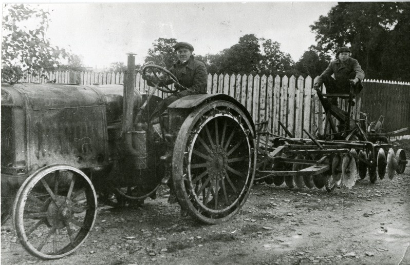 Koimla Masinatarvitajate Ühingu traktor Deering