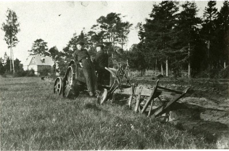 Traktoriga kündmine Hänga külas Peeter Pillmanni talus