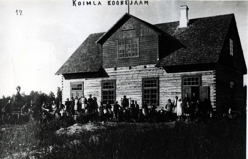 Piimatoojad Koimla koorejaama ees