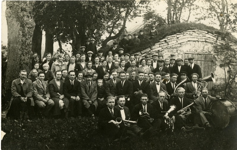 Lümanda laulupeost osavõtjad seltsimaja õues