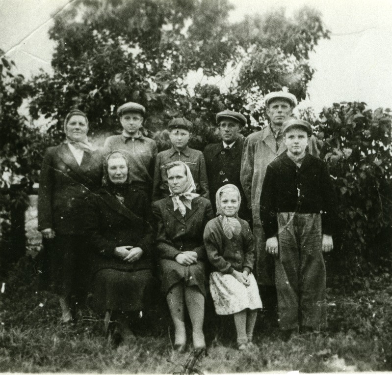 Alviine Priske Salmelt (istub keskel) sugulaste ja tuttavatega pärast Siberist tagasijõudmist