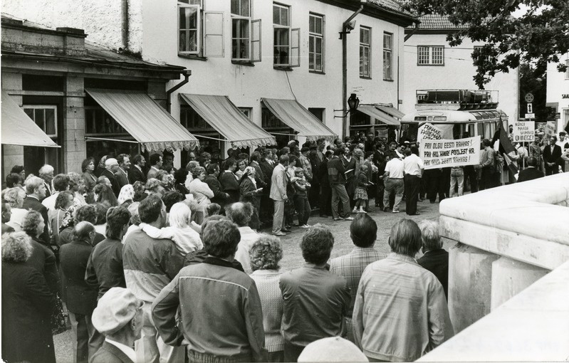 Saaremaa Rahvarinde korraldatud miiting Kuressaare Vabadussõja monumendi avamise 60. aastapäeval