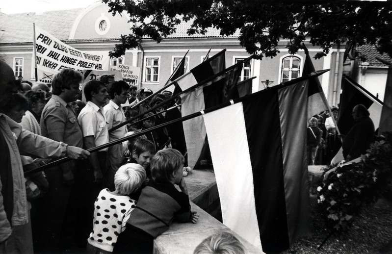 Saaremaa Rahvarinde korraldatud miiting Kuressaare Vabadussõja monumendi avamise 60. aastapäeval