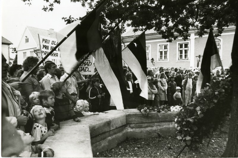 Saaremaa Rahvarinde korraldatud miiting Kuressaare Vabadussõja monumendi avamise 60. aastapäeval