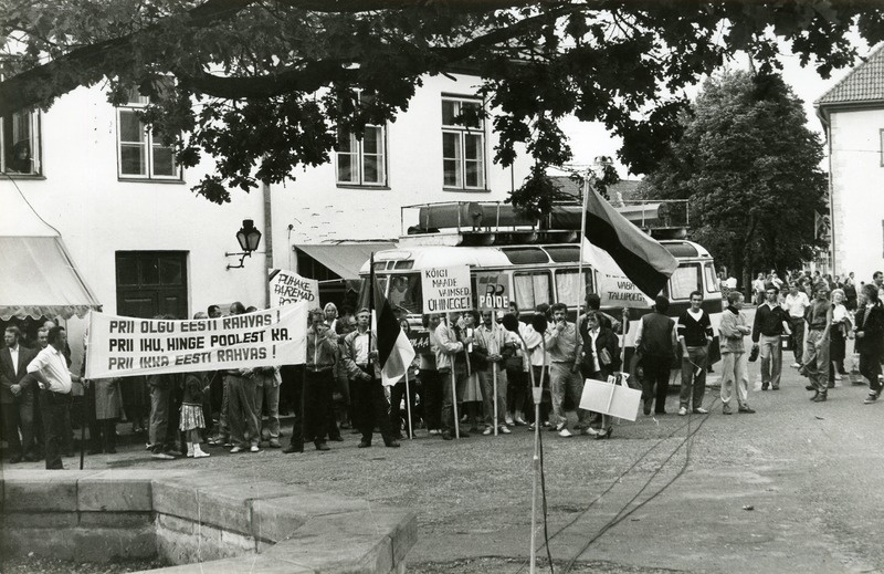 Saaremaa Rahvarinde korraldatud miiting Kuressaare Vabadussõja monumendi avamise 60. aastapäeval
