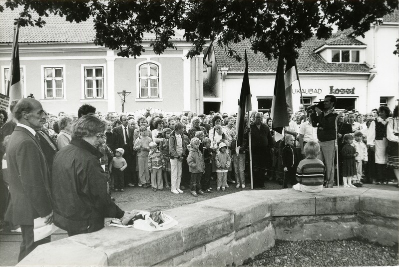 Saaremaa Rahvarinde korraldatud miiting Kuressaare Vabadussõja monumendi avamise 60. aastapäeval