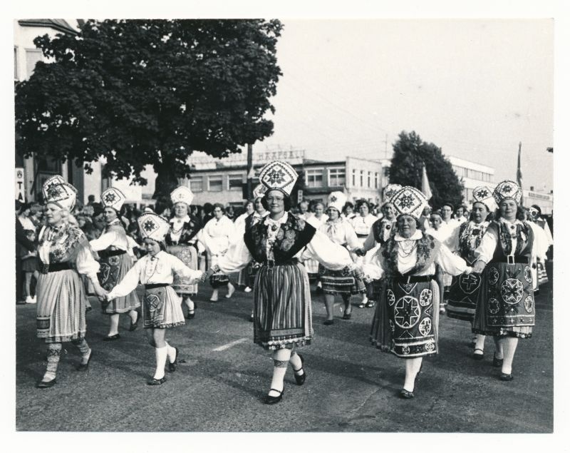Foto. Haapsalu - 700 pidustused 16.06.1979. Rongkäik Võidu tn. Mustvalge.