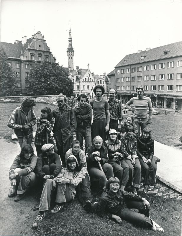 Foto. Internatsionaalne üliõpilasrühm Tallinna vanalinna restaureerimisel.