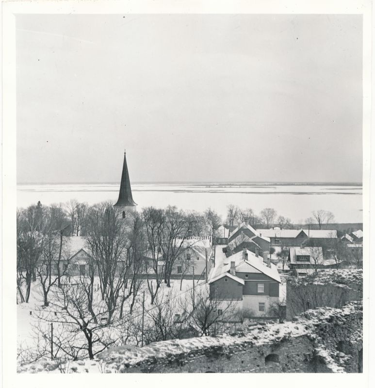 Foto. Haapsalu vanalinn. vaade lossitornist Jaani kiriku suunas. November 1973.a. Foto: T.Kohv.