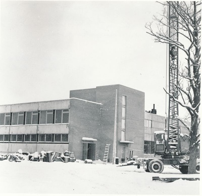 Foto. Haapsalu "Autoteeninduse" hoone ehitus Tallinna maantee ääres. November 1973.a. Foto: T.Kohv.  duplicate photo