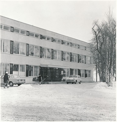 Foto. Haapsalu Rajooni Polikliinik Suur-Liiva 15 (valmis 1973). November 1973.a. Foto: T.Kohv.  duplicate photo