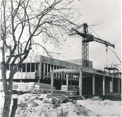 Foto. Haapsalu kaubamaja ehitus. Vaade Tallinna maantee poolt. November 1973.a. Foto: T.Kohv.  duplicate photo