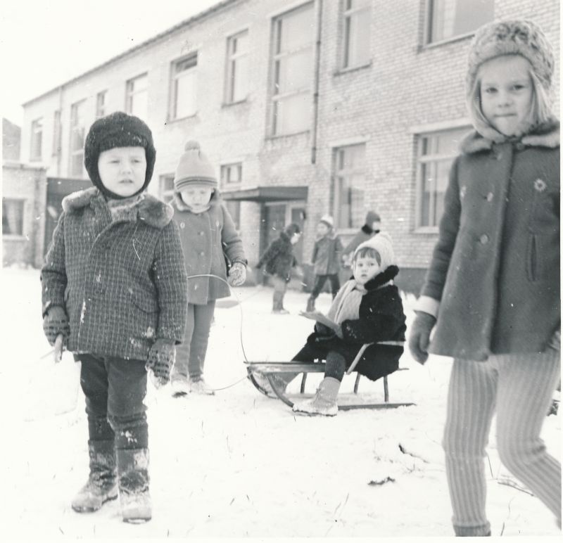 Foto. Haapsalu Lastepäevakodu nr.2, Wiedemanni 24 õuel.  November 1973.a. Foto: T.Kohv.