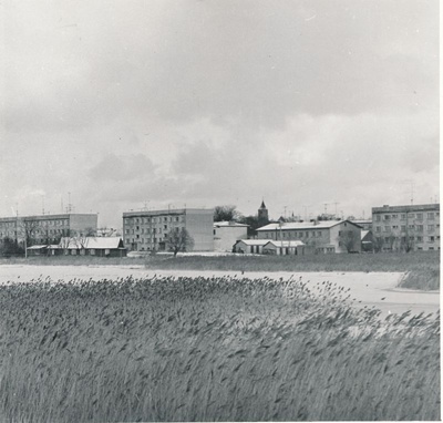 Foto. Elumajad Haapsalus. Vaade raudteetammilt Õhtu Kalda suunas. November 1973.a. Foto: T.Kohv.  duplicate photo