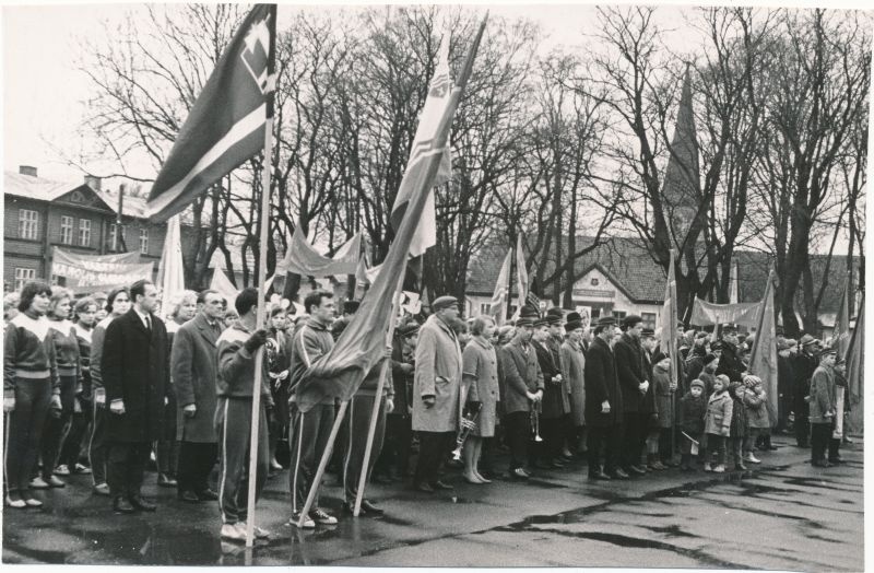 Foto. Maiparaad Haapsalus. Osalejad lippudega Võidu väljakul. 1968.