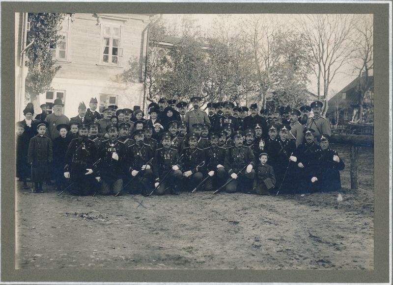 Foto. Eestimaa kuberner Haapsalus:
1. Korostovets, Izmail (1863-1933) - Eestimaa kuberner 1907-1915, kindralmajor.
2. Krusenstjern - Haapsalu linnapea, arst.
3. Stvolonski, Leontin - talurahva kohtunik Asuküla valla, kooliõpetaja.
4. Jürisson, Andrei - diakon Haapsalus.
5. Vaus, Juhan - urjadnik.
Linna nõunikud on vormis.