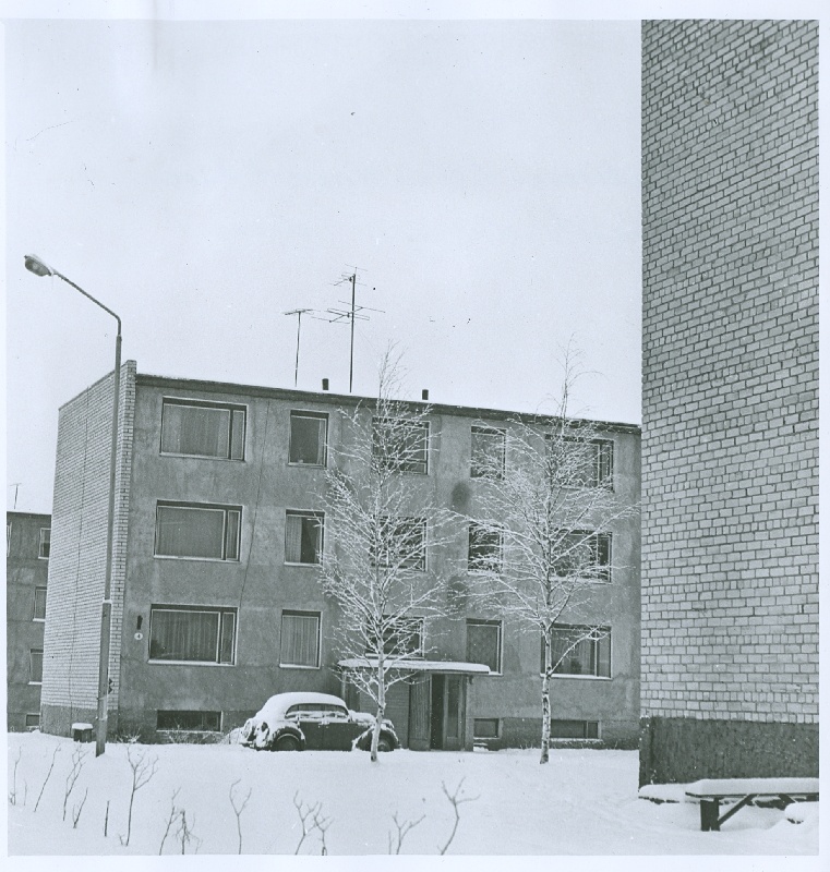 Foto. Palivere Silikatsiiditehase töötajate elumaju Paliveres.  November 1973.a. Foto: T.Kohv.