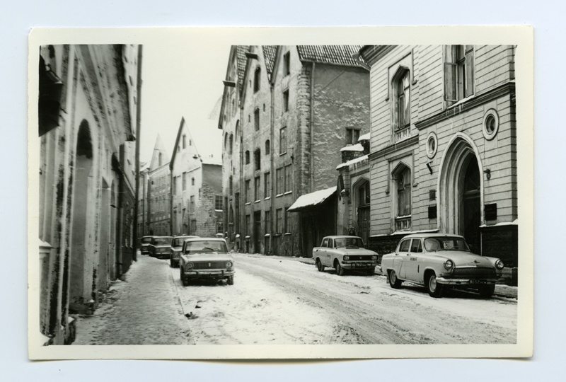 Vaade Pikale tänavale pildistatuna Eesti Riikliku Meremuuseumi eest. Tänava ääres pargitud sõiduautod.