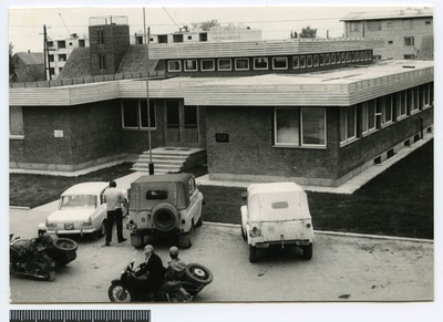 foto, Kolga-Jaani khk, Kolga-Jaani kolhoos'i kontorihoone, välisvaade, u 1985, foto E. Veliste  similar photo