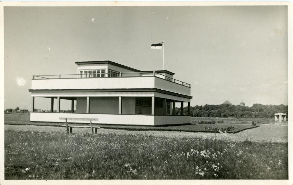 Kuressaare rannahoone, taamal päikesekell