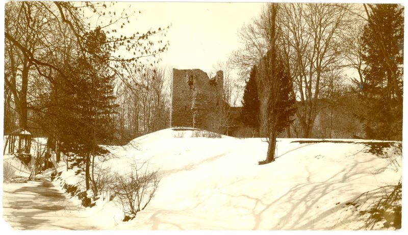 Foto. Talvine Krahviaed vaatega põlluväravatornile. Mustvalge. 1920.