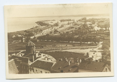 Tallinn, vaade sadamale läänest, ees vasakul Staltingi torn, keskel Merepuiestee.  duplicate photo