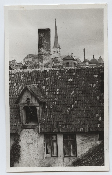 Tallinn, Viru 11 õuel asunud maja ülemine korrus ja katus.