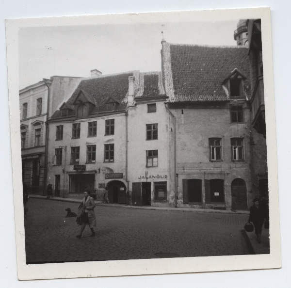 Tallinn, Vanaturg, paremal Pakkmaja.
