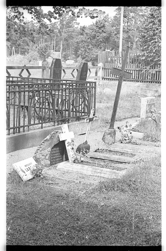 Käsmu kalmistu, perekond Larens hauaplats