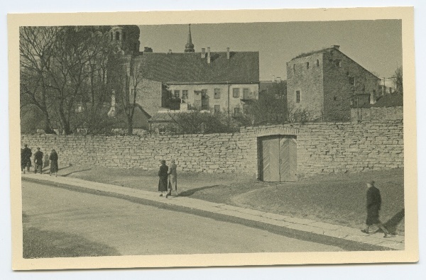 Tallinn, vaade Toompeale Komandandi tänavalt, taga Neitsi torn.