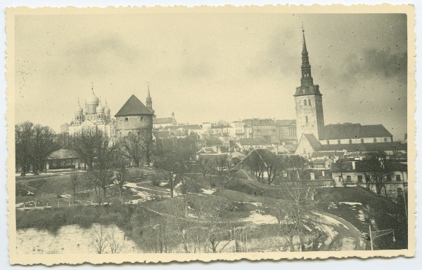 Tallinn, vaade Toompeale, esiplaanil Harjuvärava mägi.