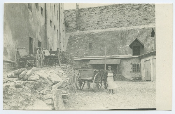 Tallinn, Toom lossi õu varemeis vangla müüridega.
