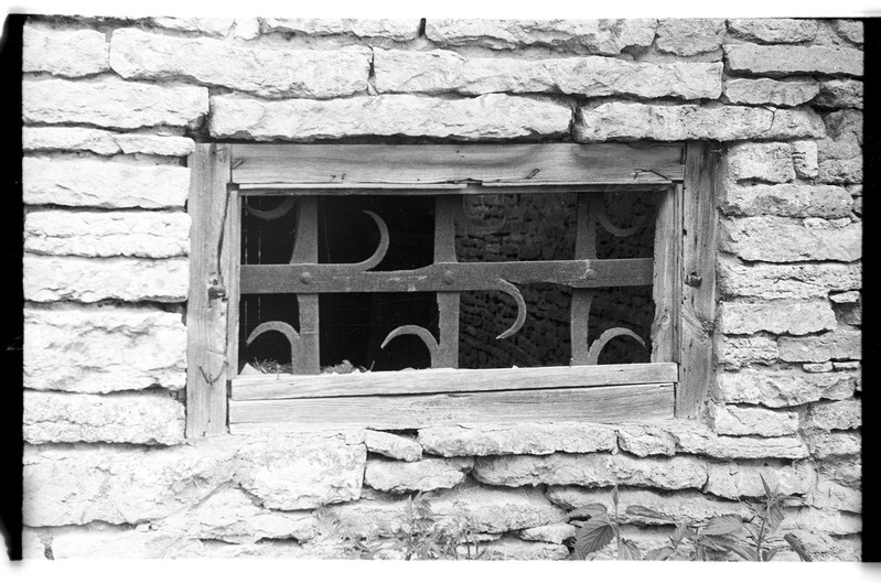 Sepistatud trellidega aken (laut), Muuksi, Toomani talu