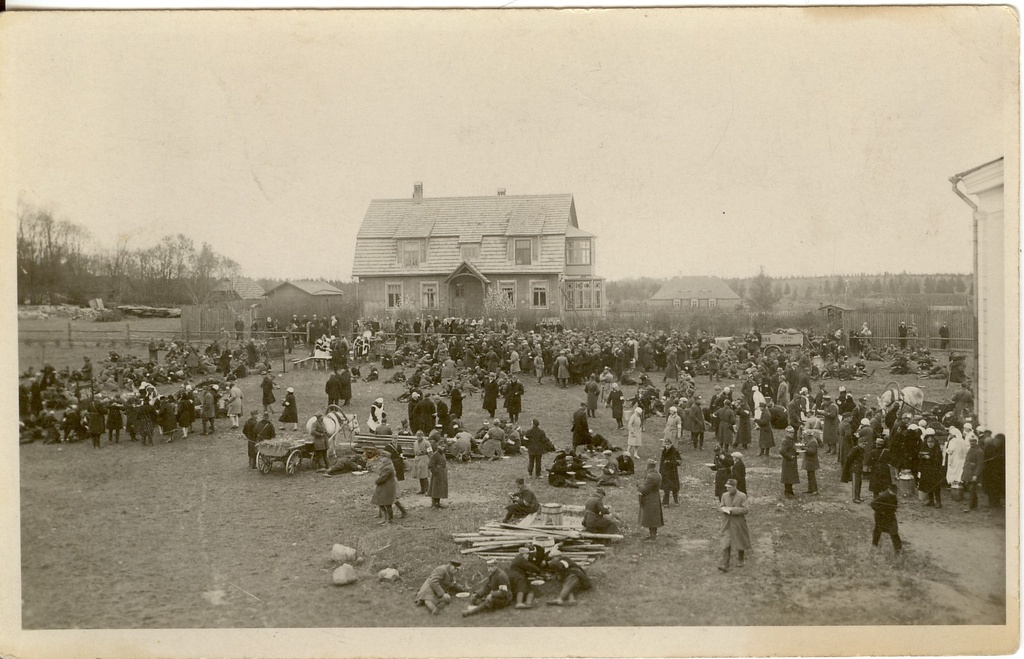 foto, esimene Türi laat Õunapuu maja juures 1924.a.