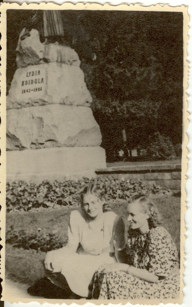 foto, Paide õpetajad Helmi Riesen ja Linda Köhler Pärnus Koidula ausamba juures 1950-ndatel a.