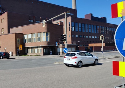 Lauttasaarenkadun ja Tallberginkadun risteys, Helsingin kaupungin sähkölaitoksen (nyk. Helsingin Energia) Salmisaaren voimalaitos, Lauttasaarenkatu 11 (=Porkkalankatu 11). rephoto