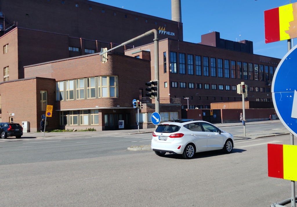 Lauttasaarenkadun ja Tallberginkadun risteys, Helsingin kaupungin sähkölaitoksen (nyk. Helsingin Energia) Salmisaaren voimalaitos, Lauttasaarenkatu 11 (=Porkkalankatu 11). rephoto