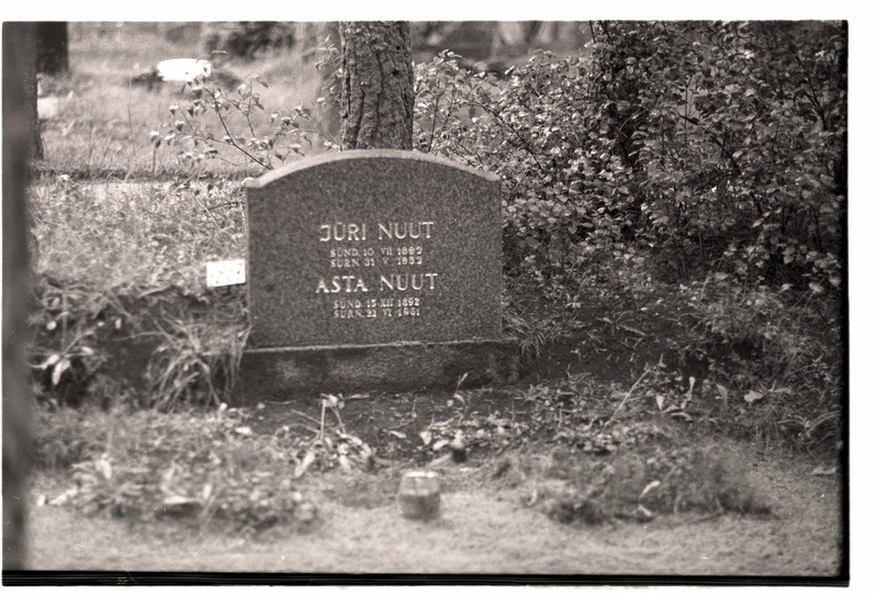 Tallinn. J. Nuudi kalm Metsakalmistul
